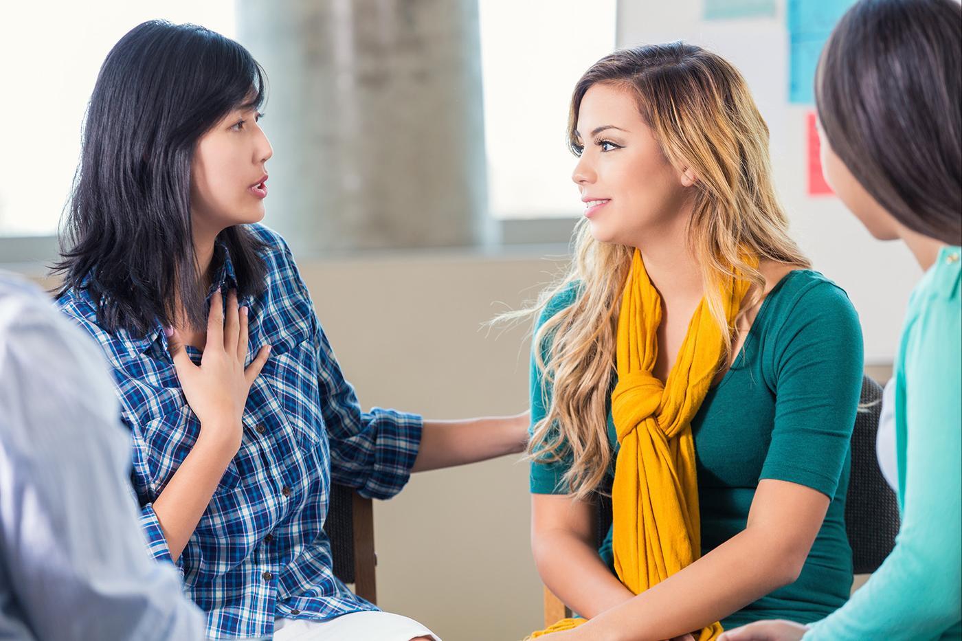 Therapist counsels teenage girl in support group